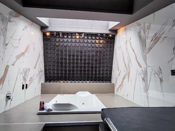 Swing Motel 1 : photo 5 de la chambre suite lit queen-size avec baignoire spa