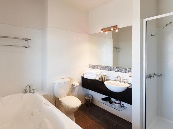 Auldington Hotel : photo 1 de la chambre chambre lit queen-size de luxe avec baignoire spa - vue sur ville