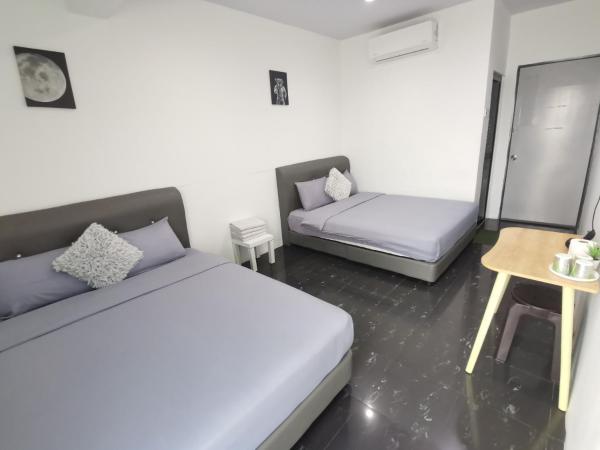 184 GURNEY DRIVE PENANG : photo 3 de la chambre chambre familiale avec balcon