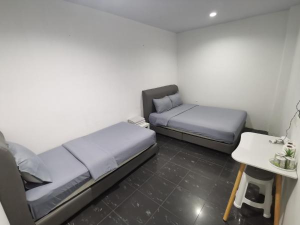 184 GURNEY DRIVE PENANG : photo 10 de la chambre chambre familiale avec salle de bains