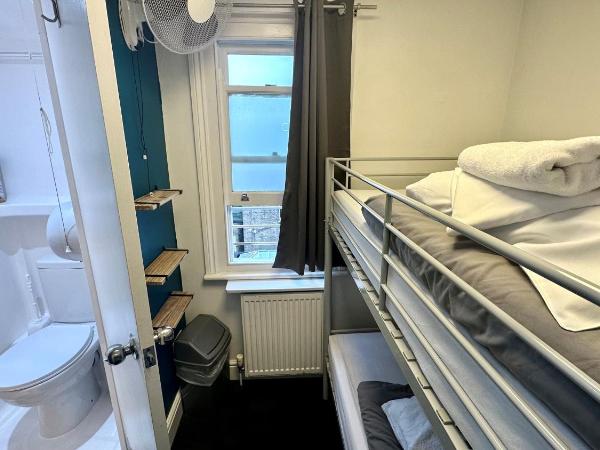 Smart Russell Square Hostel : photo 6 de la chambre chambre lits jumeaux avec salle de bains privative