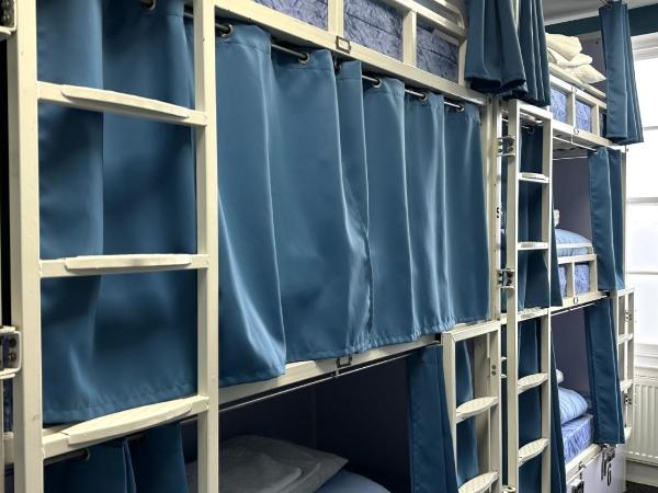 Smart Russell Square Hostel : photo 4 de la chambre lit dans dortoir mixte de 12 lits - salle de bains commune