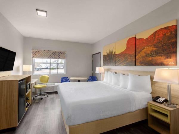 Days Inn & Suites by Wyndham Tucson/Marana : photo 1 de la chambre chambre lit king-size avec douche à l'italienne - accessible aux personnes à mobilité réduite - non-fumeurs