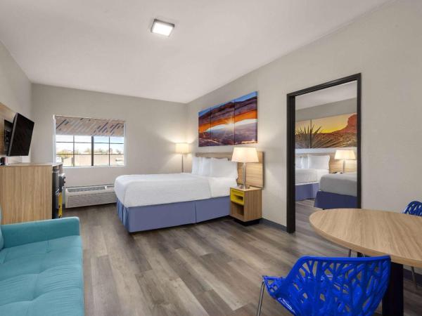 Days Inn & Suites by Wyndham Tucson/Marana : photo 1 de la chambre suite one bedroom with three queen beds - non-smoking