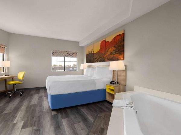 Days Inn & Suites by Wyndham Tucson/Marana : photo 1 de la chambre suite lit king-size deluxe - non-fumeurs