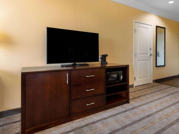 La Quinta by Wyndham Houston NW Beltway8/WestRD : photo 2 de la chambre chambre lit king-size avec baignoire - accessible aux personnes à mobilité réduite/malentendantes - non-fumeurs
