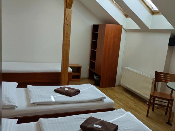 Beta Pension : photo 3 de la chambre chambre quintuple avec salle de bains privée extérieure