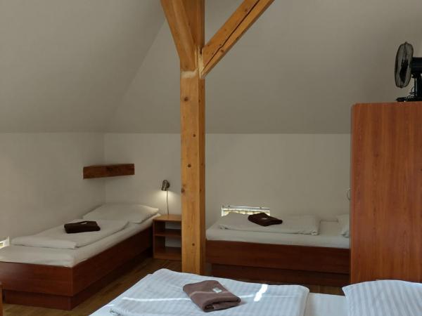 Beta Pension : photo 4 de la chambre chambre quintuple avec salle de bains privée extérieure