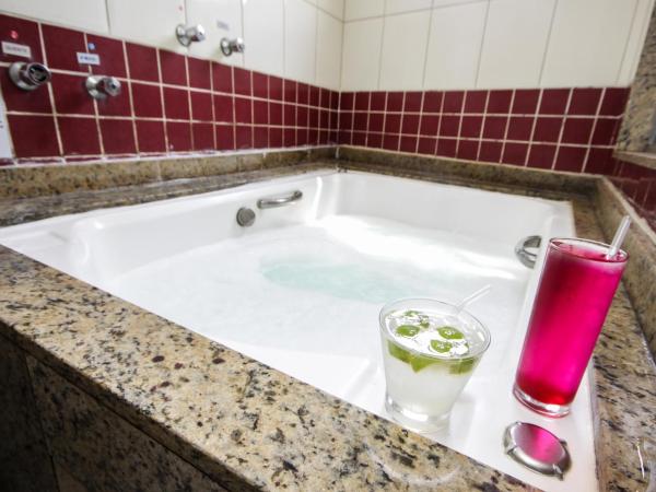 Mirage Motel Guarulhos : photo 10 de la chambre suite avec baignoire spa