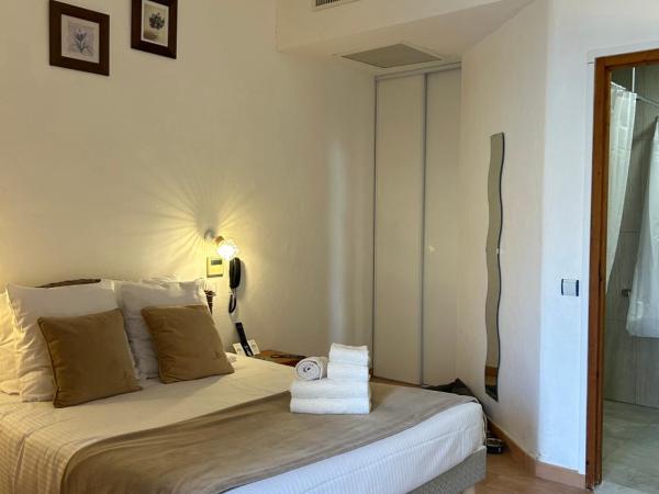 Logis Hotel De La Clape : photo 2 de la chambre chambre double - accessible aux personnes à mobilité réduite 