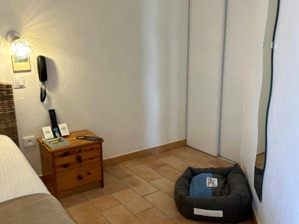 Logis Hotel De La Clape : photo 3 de la chambre chambre double - accessible aux personnes à mobilité réduite 