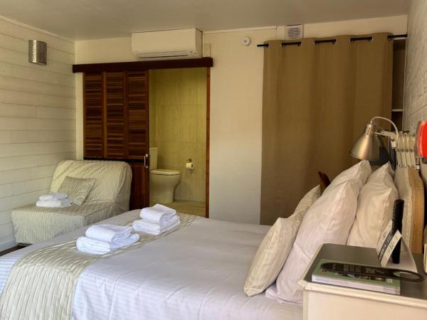 Logis Hotel De La Clape : photo 3 de la chambre chambre triple - accessible aux personnes à mobilité réduite