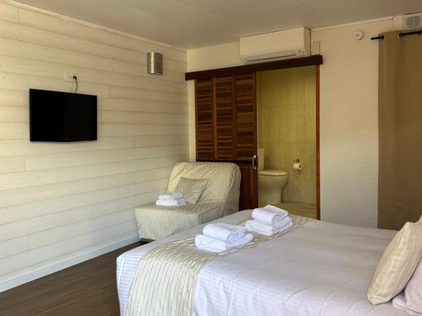 Logis Hotel De La Clape : photo 4 de la chambre chambre triple - accessible aux personnes à mobilité réduite