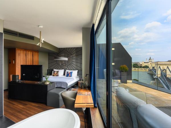 Hotel Clark Budapest - Adults Only : photo 1 de la chambre chambre deluxe au dernier Étage avec balcon - vue sur danube