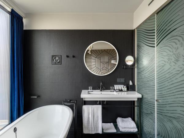 Hotel Clark Budapest - Adults Only : photo 5 de la chambre chambre deluxe au dernier Étage avec balcon - vue sur danube