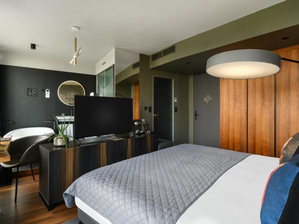 Hotel Clark Budapest - Adults Only : photo 3 de la chambre chambre deluxe au dernier Étage avec balcon - vue sur danube