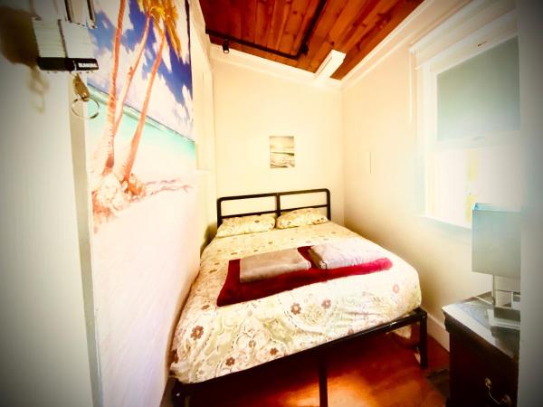Venice Beach International Traveler Cabins - Boutique Guesthouse : photo 2 de la chambre chambre double avec salle de bains commune