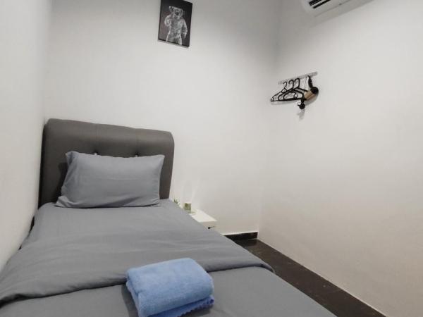 184 GURNEY DRIVE PENANG : photo 2 de la chambre chambre simple avec salle de bains privative
