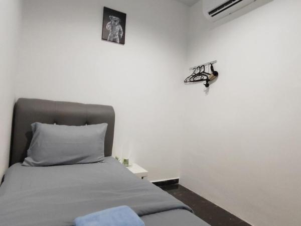 184 GURNEY DRIVE PENANG : photo 4 de la chambre chambre simple avec salle de bains privative