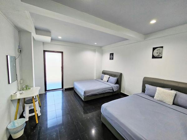 184 GURNEY DRIVE PENANG : photo 1 de la chambre chambre familiale avec balcon