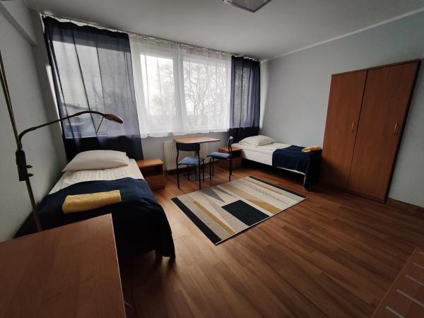 Hostel Mały Żagiel : photo 1 de la chambre chambre lits jumeaux avec salle de bains privative