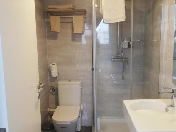 Republica83-Campo Pequeno Home : photo 5 de la chambre chambre double avec salle de bains privative