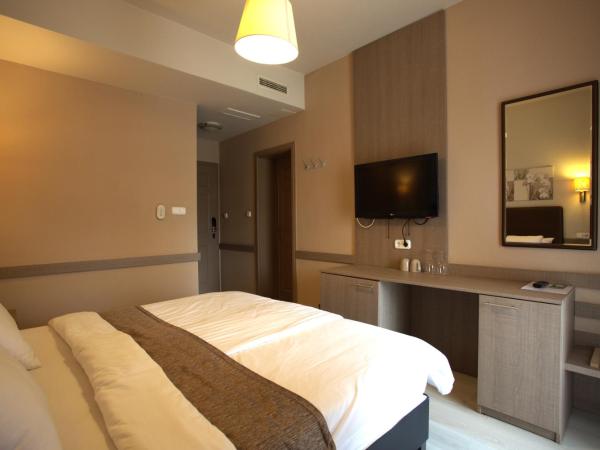 Hotel La Riva : photo 4 de la chambre chambre double - vue sur rue