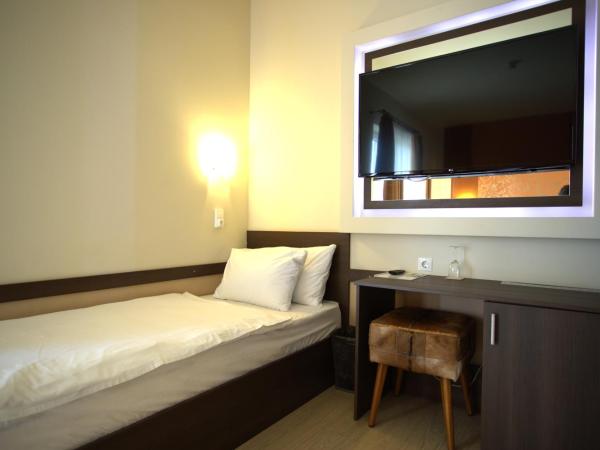 Hotel La Riva : photo 4 de la chambre chambre triple avec balcon