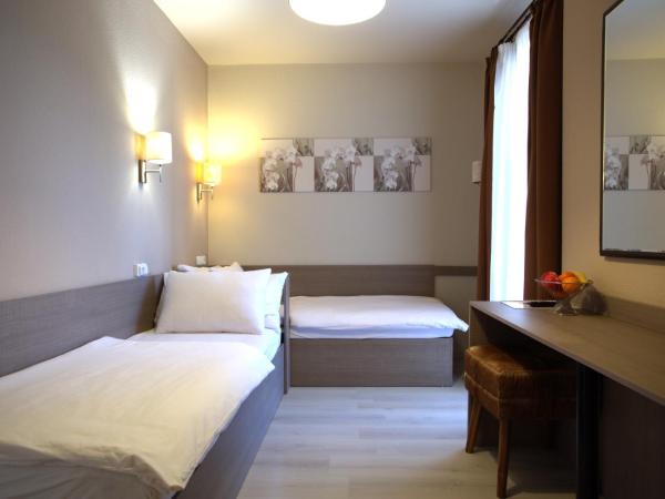 Hotel La Riva : photo 6 de la chambre chambre triple avec balcon