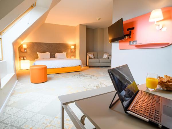 ibis Styles Tours Centre : photo 10 de la chambre superior room with one double bed, one single bed and sofa bed