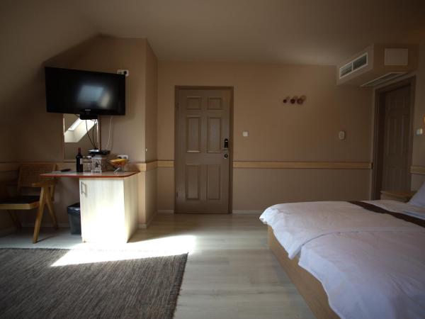 Hotel La Riva : photo 4 de la chambre chambre quadruple avec salle de bains privative