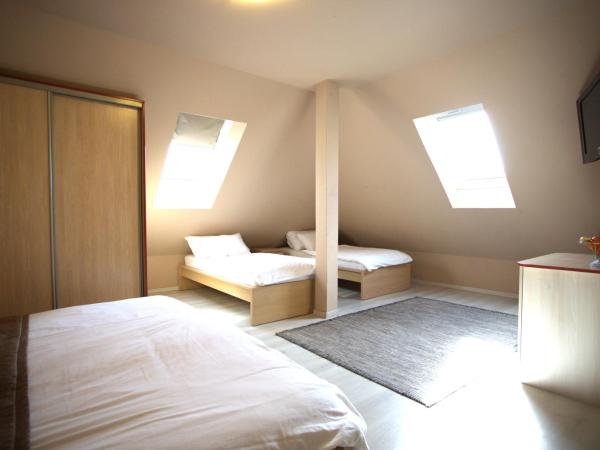 Hotel La Riva : photo 3 de la chambre chambre quadruple avec salle de bains privative