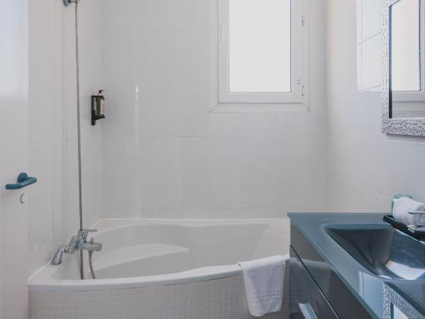 Hôtel de La Plage : photo 6 de la chambre chambre double avec terrasse - vue latérale sur mer