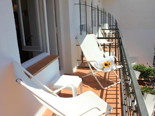 RVHotels Avenida : photo 3 de la chambre chambre double ou lits jumeaux avec balcon