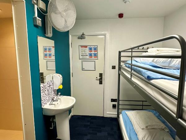 Smart Hyde Park Inn Hostel : photo 2 de la chambre chambre lits jumeaux avec salle de bains privative