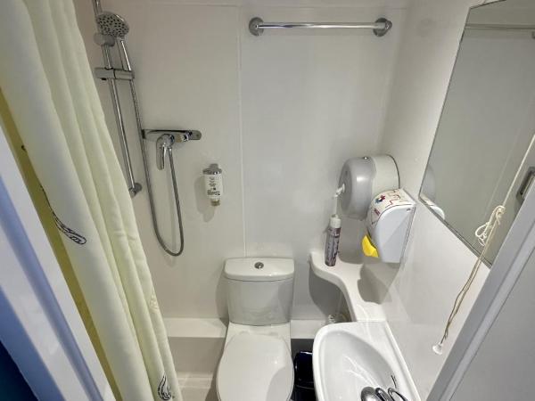 Smart Hyde Park Inn Hostel : photo 6 de la chambre chambre lits jumeaux avec salle de bains privative