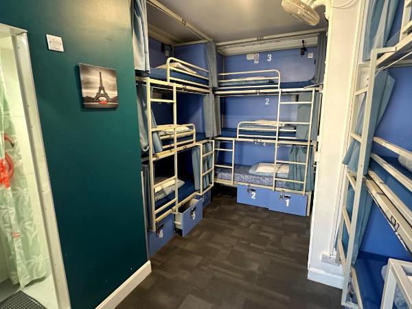 Smart Hyde Park Inn Hostel : photo 3 de la chambre lit dans dortoir mixte de 9 lits avec salle de bains privative