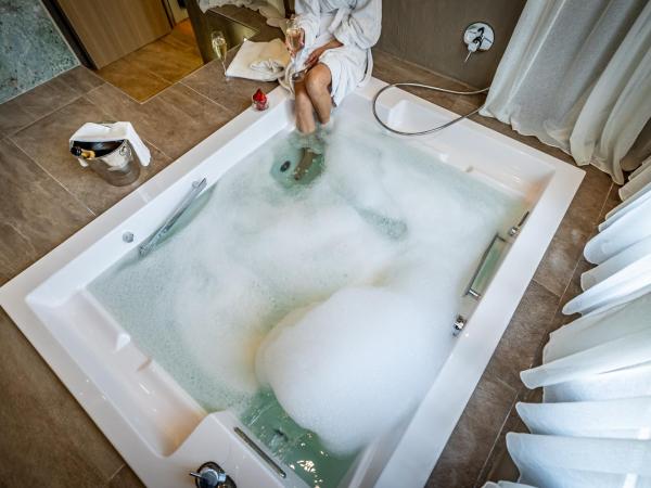 Hotel La Scaletta al Ponte Vecchio : photo 2 de la chambre suite avec baignoire spa