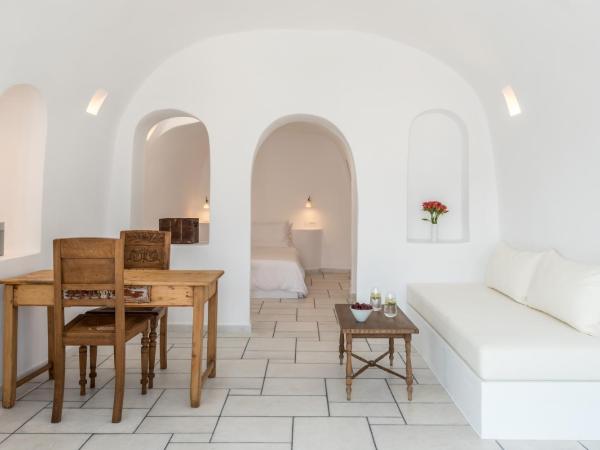 Chelidonia Luxury Suites : photo 10 de la chambre suite nid d’hirondelle avec petite piscine - vue sur caldeira