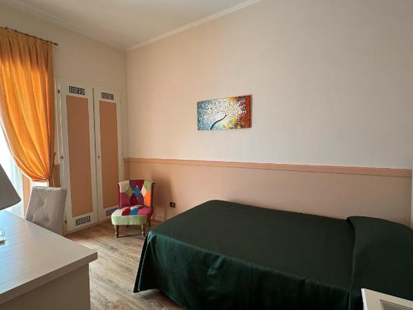 Hotel Roma : photo 2 de la chambre chambre lit queen-size avec balcon