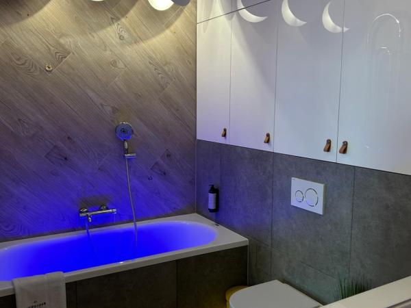 EXCLUSIVE Aparthotel MARINA : photo 10 de la chambre suite deluxe avec baignoire spa