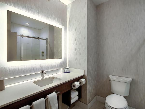 Holiday Inn Express Airport Calgary, an IHG Hotel : photo 1 de la chambre suite lit king-size
