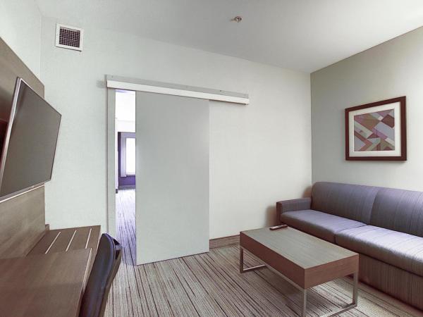 Holiday Inn Express Airport Calgary, an IHG Hotel : photo 1 de la chambre suite avec 2 lits queen-size