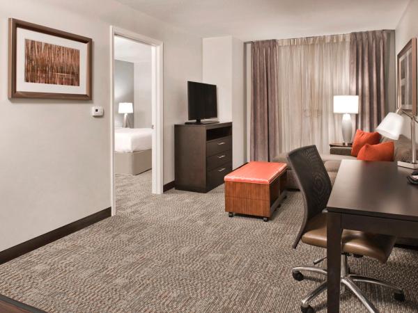 Staybridge Suites - Charlotte Ballantyne, an IHG Hotel : photo 5 de la chambre one-bedroom queen suite - mobility accessible roll-in shower