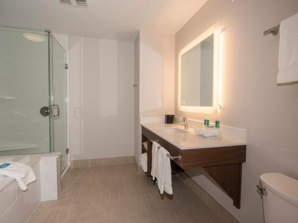 Holiday Inn Express & Suites Victoria-Colwood, an IHG Hotel : photo 4 de la chambre suite deluxe avec lit king-size
