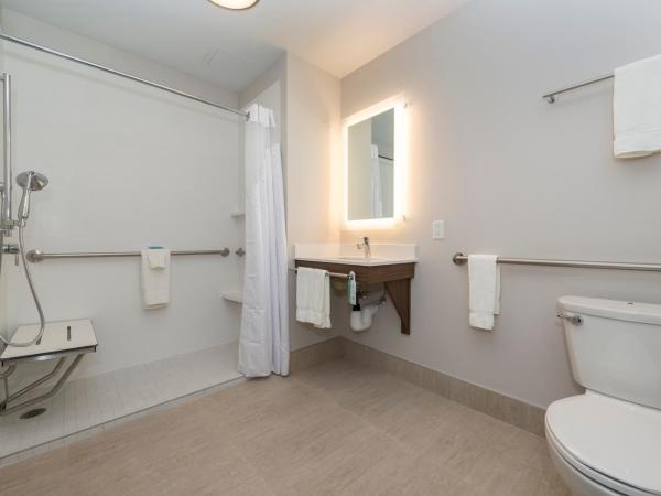 Holiday Inn Express & Suites Victoria-Colwood, an IHG Hotel : photo 1 de la chambre chambre lit king-size pour personnes à mobilité réduite – douche accessible en fauteuil roulant - non-fumeurs