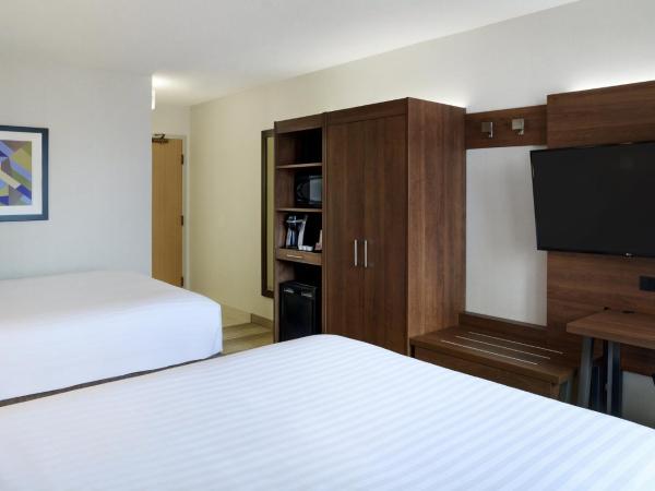 Holiday Inn Express Toronto Downtown, an IHG Hotel : photo 6 de la chambre chambre standard avec 2 lits queen-size