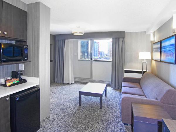Holiday Inn Express and Suites Calgary, an IHG Hotel : photo 1 de la chambre suite deluxe avec lit king-size