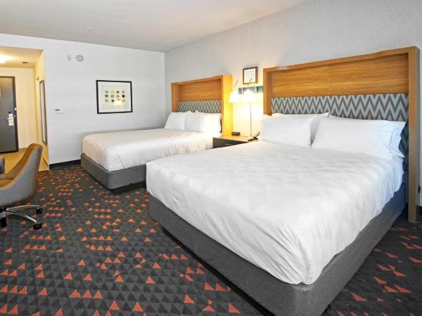 Holiday Inn Hotel & Suites - Calgary Airport North, an IHG Hotel : photo 2 de la chambre chambre standard avec 2 lits queen-size
