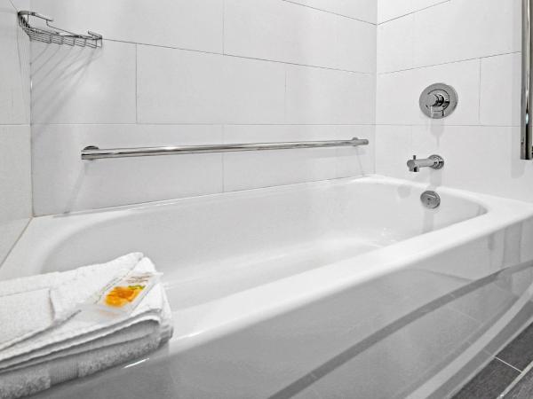 Holiday Inn Hotel & Suites - Calgary Airport North, an IHG Hotel : photo 6 de la chambre chambre standard avec 2 lits queen-size